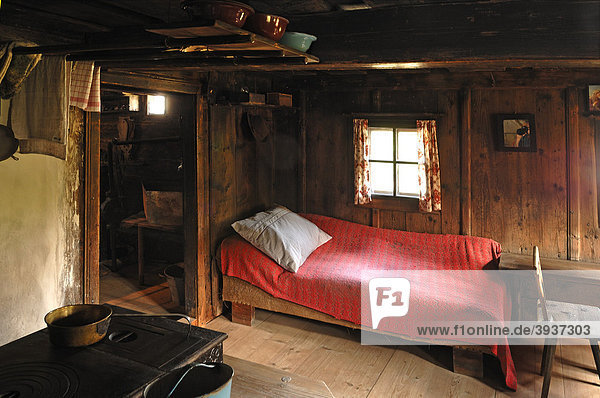 Schlafkammer in einem Bauernhaus 1860  Freilichtmuseum Glentleiten  Glentleiten 4  Großweil  Oberbayern  Deutschland  Europa