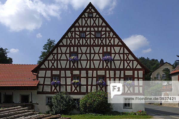 Altes fränkisches Fachwerkhaus in der Fränkischen Schweiz  Tüchersfeld  Oberfranken  Bayern  Deutschland  Europa