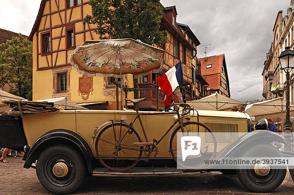 Alter Citroen mit original Fahrrad der Tour de France  1932 in der Innenstadt  Colmar  Elass  Frankreich  Europa