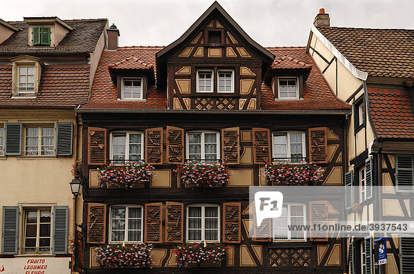 Altes Fachwerkhaus mit dekorierten Fensterläden  6  Rue de Turenne  Colmar  Elsass  Frankreich  Europa
