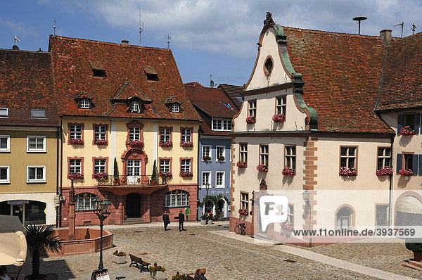 Links altes Bürgerhaus von 1775  rechts altes Rathaus  Marktplatz  Endingen am Kaiserstuhl  Baden-Württemberg  Deutschland  Europa
