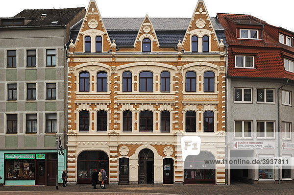 Renovierte dekorative Fassade eines alten Hauses  Ende 19. Jhd.  Entenplan 4  Merseburg  Sachsen-Anhalt  Deutschland  Europa