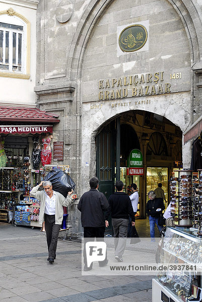 Eingangstor zum Gedeckten Basar  Großer Bazar  Kapali Carsi  Istanbul  Türkei