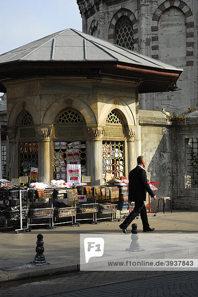 Street scene at the Yeniceriler Caddesi mosque  Istanbul  Turkey