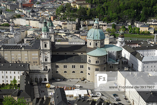 Blick von der Festung Hohensalzburg über die Altstadt mit Dom und Kapitelplatz  Stadt Salzburg  Salzburger Land  Österreich  Europa