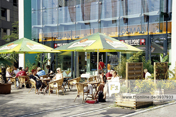 Osman Vinothek  Bar Restaurant mit Terrasse vor dem Komed-Haus  moderne Architektur im Mediapark  Neustadt-Nord  Köln  Nordrhein-Westfalen  Deutschland  Europa