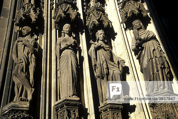 Kölner Dom  Eingangsportal im Stil der Gotik  Figuren am Eingang  Köln  Nordrhein-Westfalen  Deutschland  Europa