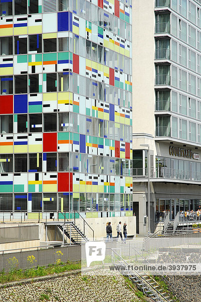 Colorium Gebäude und Courtyard Marriott Hotel  moderne Architektur am Handelshafen  Medienhafen  Rheinhafen  Düsseldorf  Nordrhein-Westfalen  Deutschland  Europa