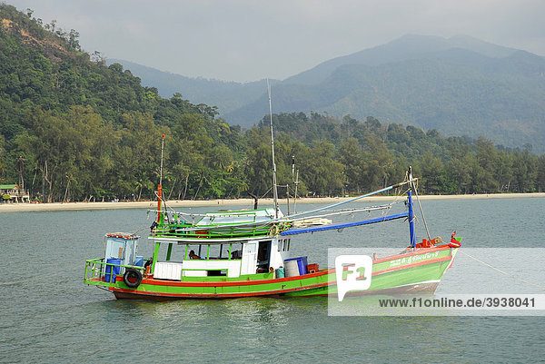 Boot  Fischerboot am Chai Chet Bootsanleger  Klong Phrao Beach  Insel Koh Chang  Nationalpark Mu Ko Chang  Trat  Golf von Thailand  Thailand  Asien