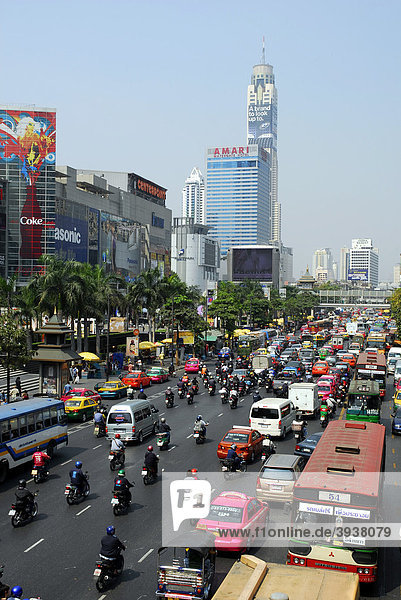Straße mit Autos und sonstigem Stadtverkehr  Ratchadamri Road  CentralWorld  Einkaufszentrum Central World Plaza und Baiyoke Tower  Pathumwan  Pathum Wan Bezirk  Bangkok  Krung Thep  Thailand  Asien