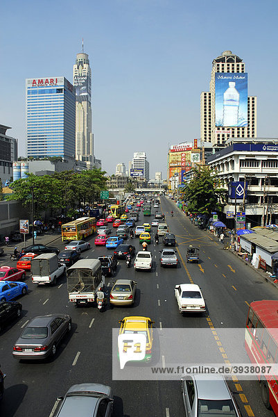 Straße mit Autos und sonstigem Stadtverkehr  Gebäude mit Werbung in der Ratchadamri Road  Pathumwan  Pathum Wan Bezirk  Bangkok  Krung Thep  Thailand  Asien