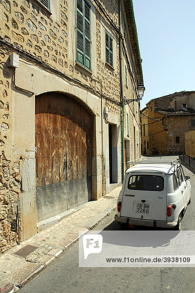 Renault 4 Auto  traditionelles Haus in Soller  Mallorca  Balearen  Balearische Inseln  Spanien  Europa