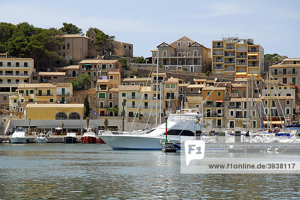 Boote im Hafen  dahinter die Häuser von Puerto Soller  Port de Soller  Mallorca  Balearen  Balearische Inseln  Mittelmeer  Spanien  Europa