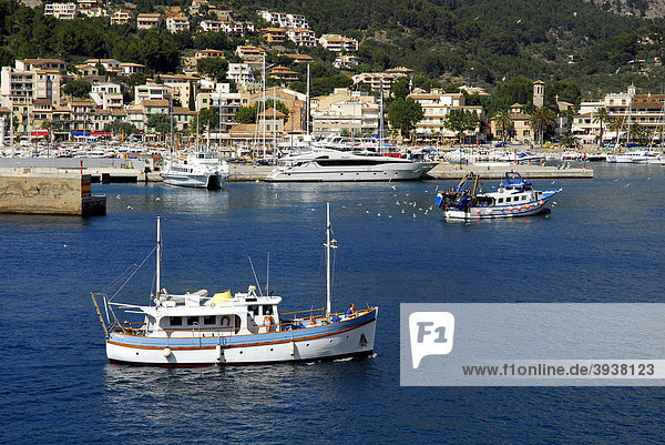 Motorboot am Hafeneingang  Puerto Soller  Port de Soller  Mallorca  Balearen  Balearische Inseln  Mittelmeer  Spanien  Europa