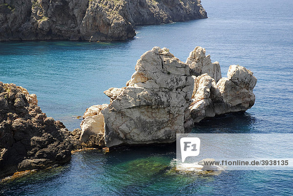Kalkklippen  Felsenküste zwischen Llucalcari und Deia  Mallorca  Balearen  Balearische Inseln  Mittelmeer  Spanien  Europa