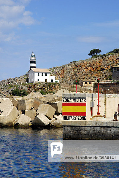 Leuchtturm und Nationalitätsflagge am Hafeneingang  Puerto Soller  Port de Soller  Mallorca  Balearen  Balearische Inseln  Mittelmeer  Spanien  Europa