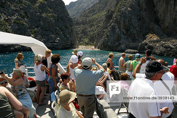 Tourists  boat tour to the Cala de Sa Calobra bay  Mallorca  Majorca  Balearic Islands  Mediterranean Sea  Spain  Europe