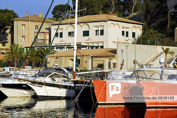 Boote im Hafen  dahinter die Häuser von Puerto Soller  Port de Soller  Mallorca  Balearen  Balearische Inseln  Mittelmeer  Spanien  Europa