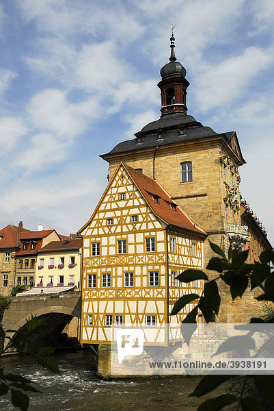 Altes Rathaus mit Fachwerkhaus und Obere Brücke auf einer Insel im Regnitz Fluss  UNESCO-Welterbe Bamberg  Oberfranken  Bayern  Deutschland  Europa