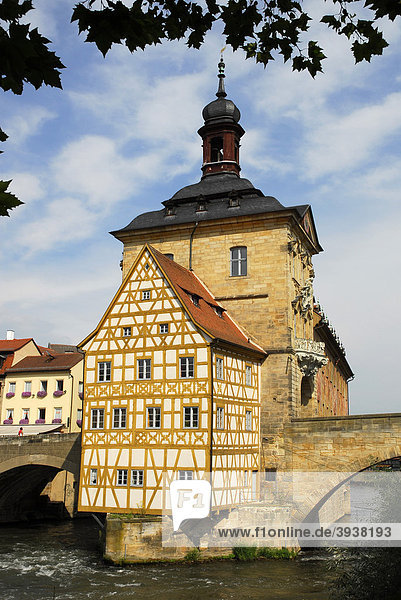 Altes Rathaus mit Fachwerkhaus und Obere Brücke auf einer Insel im Regnitz Fluss  UNESCO-Welterbe Bamberg  Oberfranken  Bayern  Deutschland  Europa