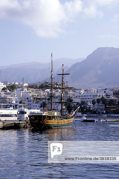 Segelschiff im Hafen von Los Cristianos  Teneriffa  Kanarische Inseln  Spanien  Europa