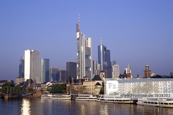 Boote und Häuser am Mainufer  Mainkai  dahinter die Skyline vom Bankenviertel  Frankfurt am Main  Hessen  Deutschland  Europa