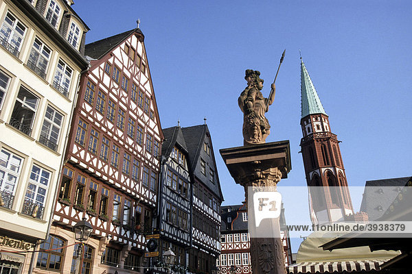 Rekonstruierte Fachwerkhäuser und Skulptur am Römerberg in der Altstadt  Frankfurt am Main  Hessen  Deutschland  Europa