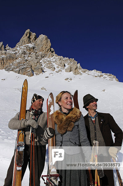 Teilnehmer beim Nostalgie-Skirennen  Sella Ronda  Grödner Joch  Gröden  Südtirol  Italien  Europa