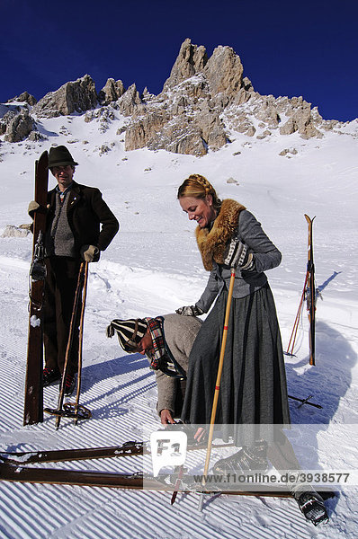 Teilnehmer beim Nostalgie-Skirennen  Sella Ronda  Grödner Joch  Gröden  Südtirol  Italien  Europa