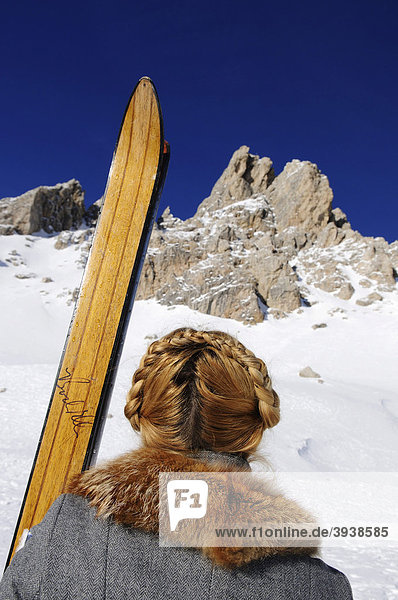 Teilnehmerin beim Nostalgie-Skirennen  Sella Ronda  Grödner Joch  Gröden  Südtirol  Italien  Europa