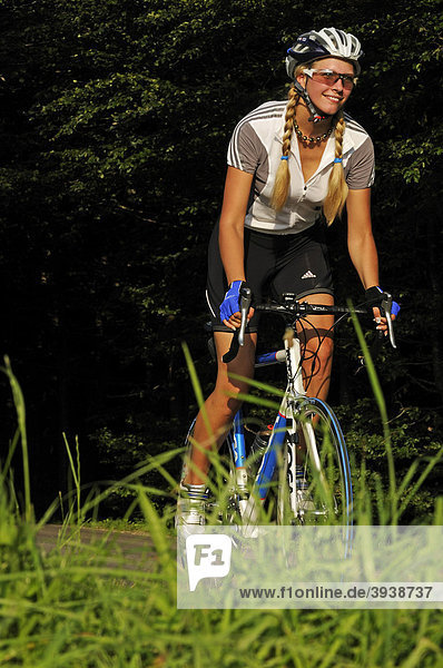 Junge Frau auf Rennrad  Bayern  Deutschland  Europa