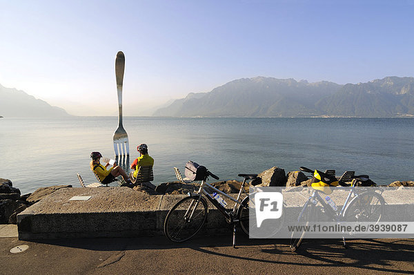 Cyclists at the La Fourchette work of art by Jean-Pierre Zaugg  Vevey  Lake Geneva  Canton Vaud  Switzerland  Europe