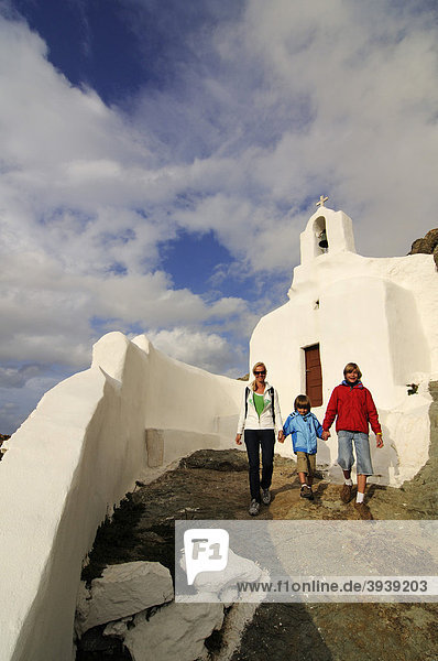 Orthodoxe Kapelle  Wanderer  Mutter und Kinder  Naxos  Kykladen  Griechenland  Europa