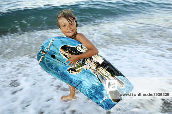 Kind mit Surfboard  Korsika  Frankreich  Europa
