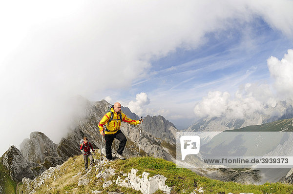 Hikers  Goetheweg trail  Karwendelgebirge mountains  Innsbruck  Tyrol  Austria  Europe