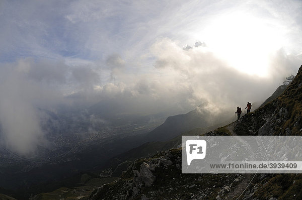 Goetheweg trail  hikers  Karwendelgebirge mountains  Innsbruck  Tyrol  Austria  Europe