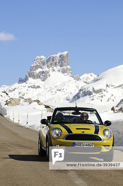 Mini Cooper  Passo Rolle  Alpenpass  Südtirol  Italien  Europa
