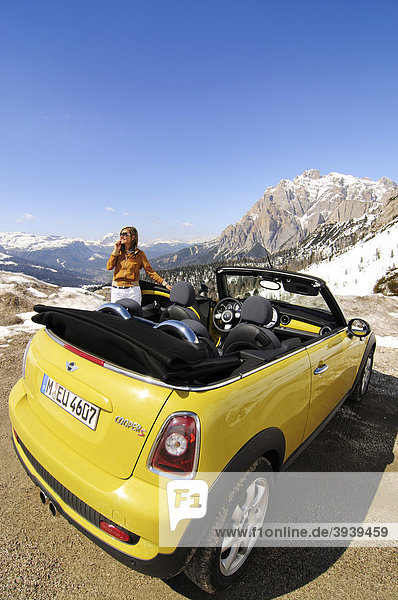 Frau mit Mini Cooper  Passo Rolle  Alpenpass  Südtirol  Italien  Europa