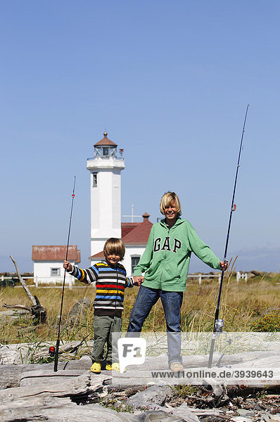 Kinder beim Fischen  Fort Worden State Park  Port Townsend  Washington State  USA