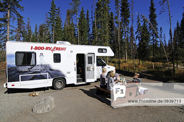 Frau und Kinder mit Campingmobil  British Columbia  Kanada