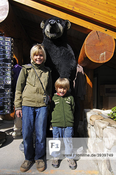Kinder mit Schwarzbären-Figur  Moraine Lake  Banff Nationalpark  Alberta  Kanada