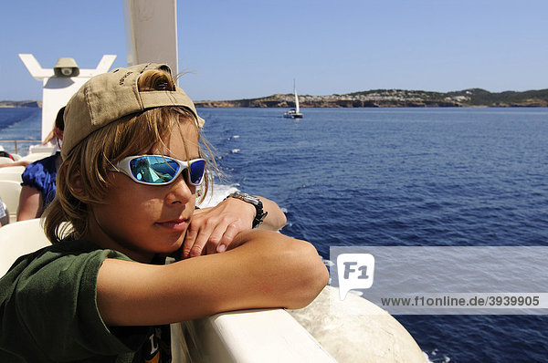 Junge auf Ausflugsschiff  Ibiza  Pityusen  Balearen  Spanien  Europa