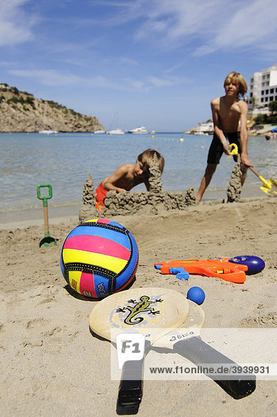 Kinder spielen am Strand  Cala Llonga  Ibiza  Pityusen  Balearen  Spanien  Europa