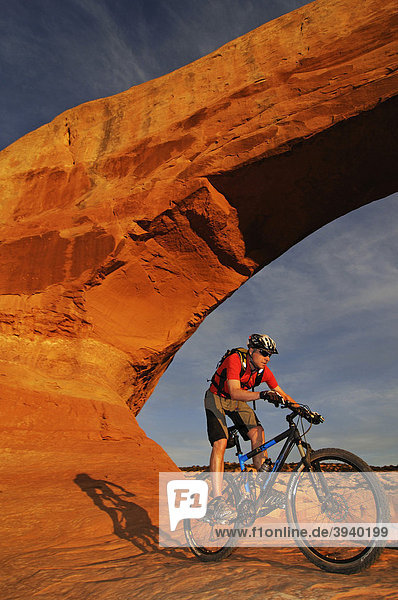 Mountainbiker  Wilson Arch  Moab  Utah  USA