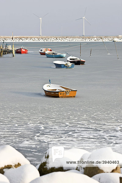 Kleine eingefrorene Boote an der Küste der Insel Amager  Dänemark  Europa