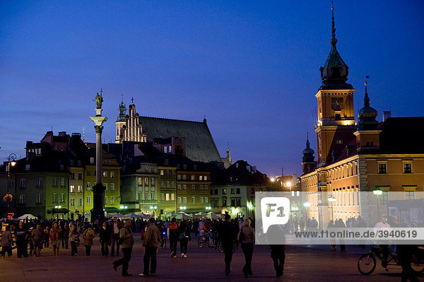 Schlossplatz mit Sigismund-Säule und Königsschloss  Altstadt von Warschau  Polen  Europa