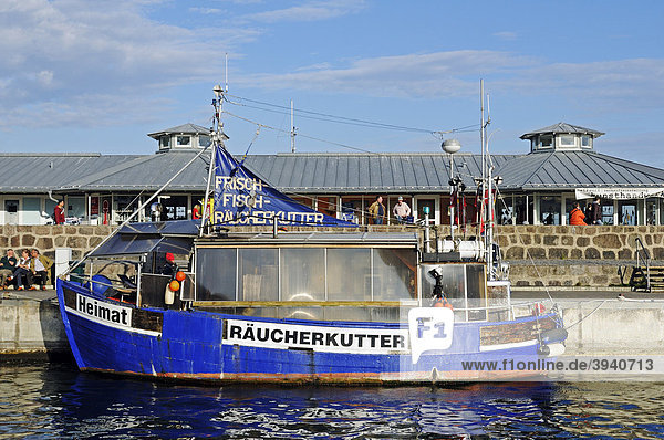 Verkauf von frischem Fisch und Räucherfisch auf dem Räucherkutter im Hafen des Ostseebads Sassnitz  Halbinsel Jasmund  Insel Rügen  Mecklenburg-Vorpommern  Deutschland  Europa
