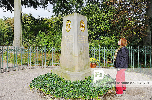 Frau am Grab des Dichters Christoph Martin Wieland im Wielandgut Oßmannstedt und Wieland-Museum  Weimar  Thüringen  Deutschland  Europa