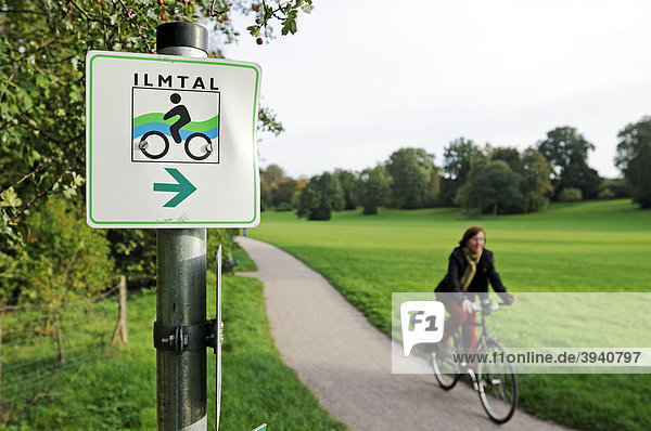 Schild Ilmtal und Frau auf Fahrrad am Ilmtal-Radweg bei Weimar  Thüringen  Deutschland  Europa
