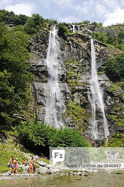 Leute Baden In Den Wasserfallen Von Acqua Fraggia Dorf Borgonuovo Piuro Tal Des Bergell Und Chiavenna Val Bregaglia Provinz Sondrio Italien Europa